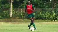 Bek Persebaya Surabaya, Zoubairou Garba. (Bola.com/Aditya Wany)