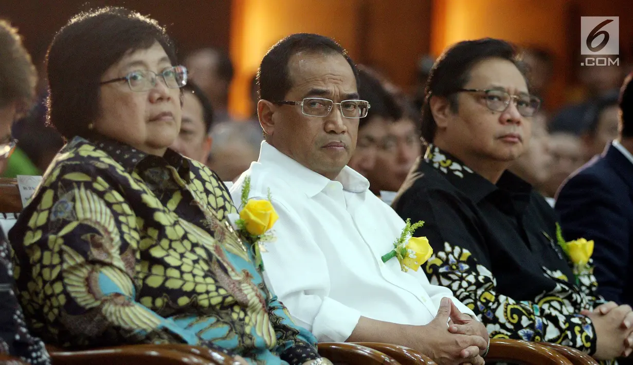 Menperin Airlangga Hartarto (kanan) bersama Menhub Budi Karya Sumadi (tengah) dan Menteri Kehutanan dan Lingkungan Hidup Siti Nurbaya (kiri) menghadiri penyerahan 10 mobil listrik oleh Mitsubishi Motors kepada Indonesia. (Liputan.com/JohanTallo)