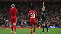 Wasit Thomas Bramall memberikan kartu merah kepada striker Liverpool, Hugo Ekitike, karena melakukan selebrasi gol sambil melepas jersey, di mana sebelumnya sang striker sudah lebih dulu terkena kartu kuning dalam laga melawan Southampton di babak ketiga Carabao Cup 2025/2026, Rabu (24/9/2025) dini hari WIB. Liverpool menang 2-1 dalam laga ini dan melangkah ke 16 besar Carabao Cup. (Paul ELLIS / AFP)