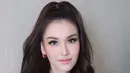 <p>Untuk gaya rambut, Ayu tampil dengan gaya kuncir belakang tanpa mirip Ariana Grande. Ia pun tanpa mengenakan hiasan di kepalanya. [@ayutingting92]</p>