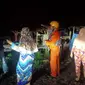 Tim SAR beserta warga berupaya mengevakuasi 11 wisatawan yang terjebak banjir skibat arus deras di salah satu lokasi wisata di Serdang Bedagai, Sumut