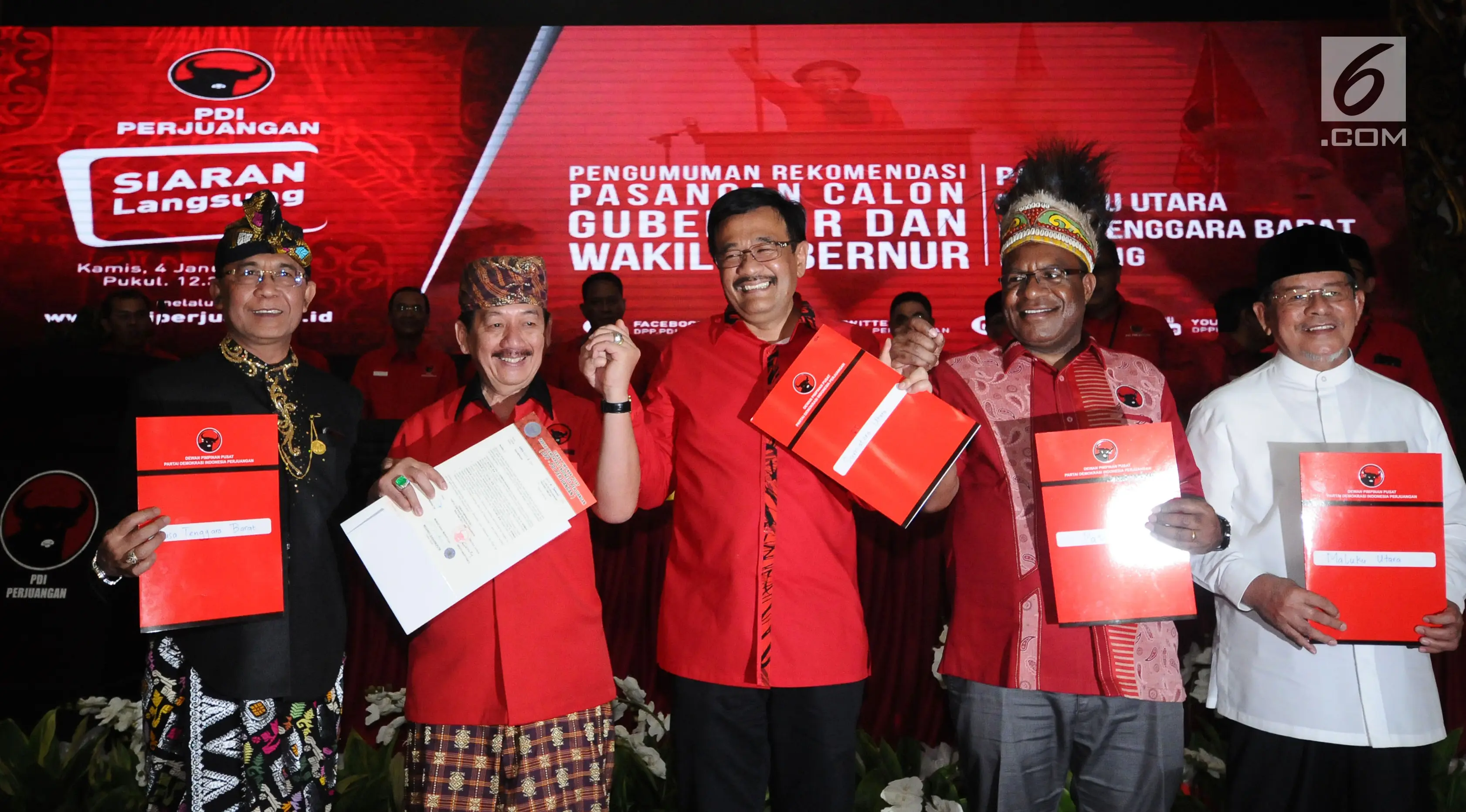 Lima Calon Gubernur yang baru menerima surat rekomendasi dari Ketua Umum DPP PDIP, Megawati Sukarnoputri berfoto bersama di Jakarta, Kamis (4/1). PDIP secara resmi mengumumkan empat pasang cagub dan cawagub. (Liputan6.com/Helmi Fithriansyah)