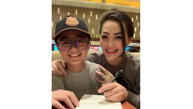 Jarang Terekspos, Ini 6 Potret Bintang Pratama Anak Christy Jusung