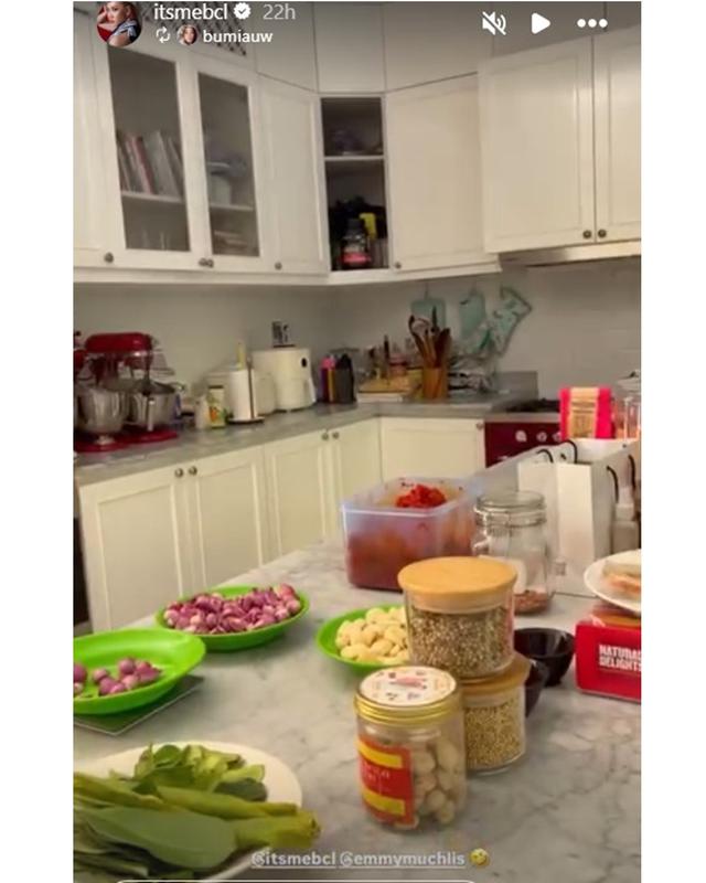 6 Potret keseruan Bunga Citra Lestari siapkan rendang porsi gede untuk menu Idulfitri