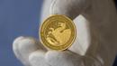 Diketahui, emas Welsh merupakan jenis yang langka dan sangat dihargai, terutama karena asalnya di Wales. Emas Welsh juga digunakan untuk cincin kawin kerajaan Inggris. Emas ini bukan jenis yang unik secara kimia, namun kelangkaannya dan tradisi penggunaannya membuatnya menjadi sangat berharga. (Oli SCARFF/AFP)
