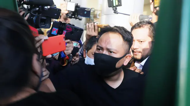 7 Potret Vicky Prasetyo Digiring ke Dalam Mobil Tahanan, Tetap Tegar