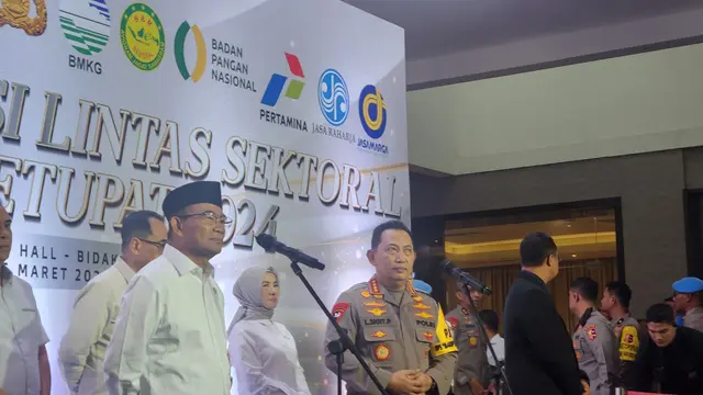 Menko PMK Muhadjir Effendy setelah rapat koordinasi lintas sektoral Operasi Ketupat 2024 di Hotel Bidakara, Jakarta, Senin (25/3/2024).