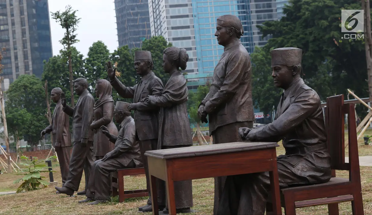 Tujuh patung Presiden RI serta ibu negara Hasri Ainun Habibie terpasang di kawasan Hutan Kota Kompleks GBK, Jakarta, Rabu (19/9). Pembangunan hutan kota ini merupakan bagian dari perbaikan dan penataan kawasan GBK. (Liputan6.com/Helmi Fithriansyah)
