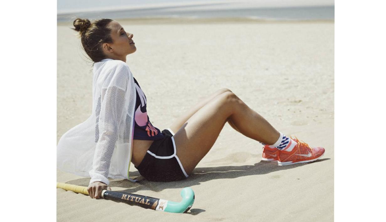 Tahun 2005 Ellen Hoog membawa timnas Belanda meraih juara Eropa di Dublin dan meraih trofi Piala Dunia tahun. (Bola.com/Instagram/Ellen Hoog)