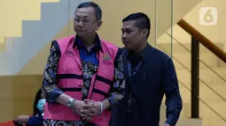 Mantan Direktur Utama PT Asuransi Jiwasraya Hendrisman Rahim meninggalkan gedung KPK usai pemeriksaan, Senin (20/1/2020). Hendrisman Rahim yang merupakan tahanan Kejaksaan Agung diperiksa di KPK untuk kasus dugaan korupsi pengelolaan keuangan dan dana investasi Jiwasraya. (merdeka.com/Dwi Narwoko)