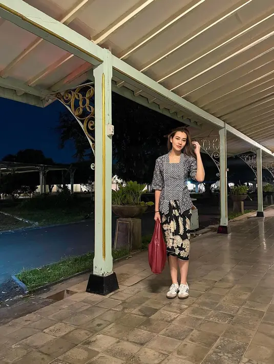 Keduanya menunjukkan kekompakan lewat pakaian yang serasi. Tampak Aaliyah dan Thariq yang sama-sama mengenakan batik. [@aaliyah.massaid].