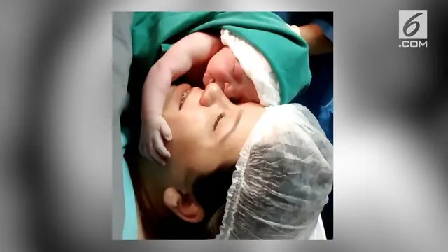 Sebuah video mengharukan menangkap momen bayi yang baru lahir langsung memeluk dan mencium sang Ibu.