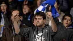 Suporter Real Sociedad telihat senang saat timnya menang atas Barcelona pada lanjutan La Liga Spanyol di Estadio Anoeta, San Sebastian, Sabtu (9/4/2016) atau Minggu dini hari WIB. (REUTERS/Vincent West)