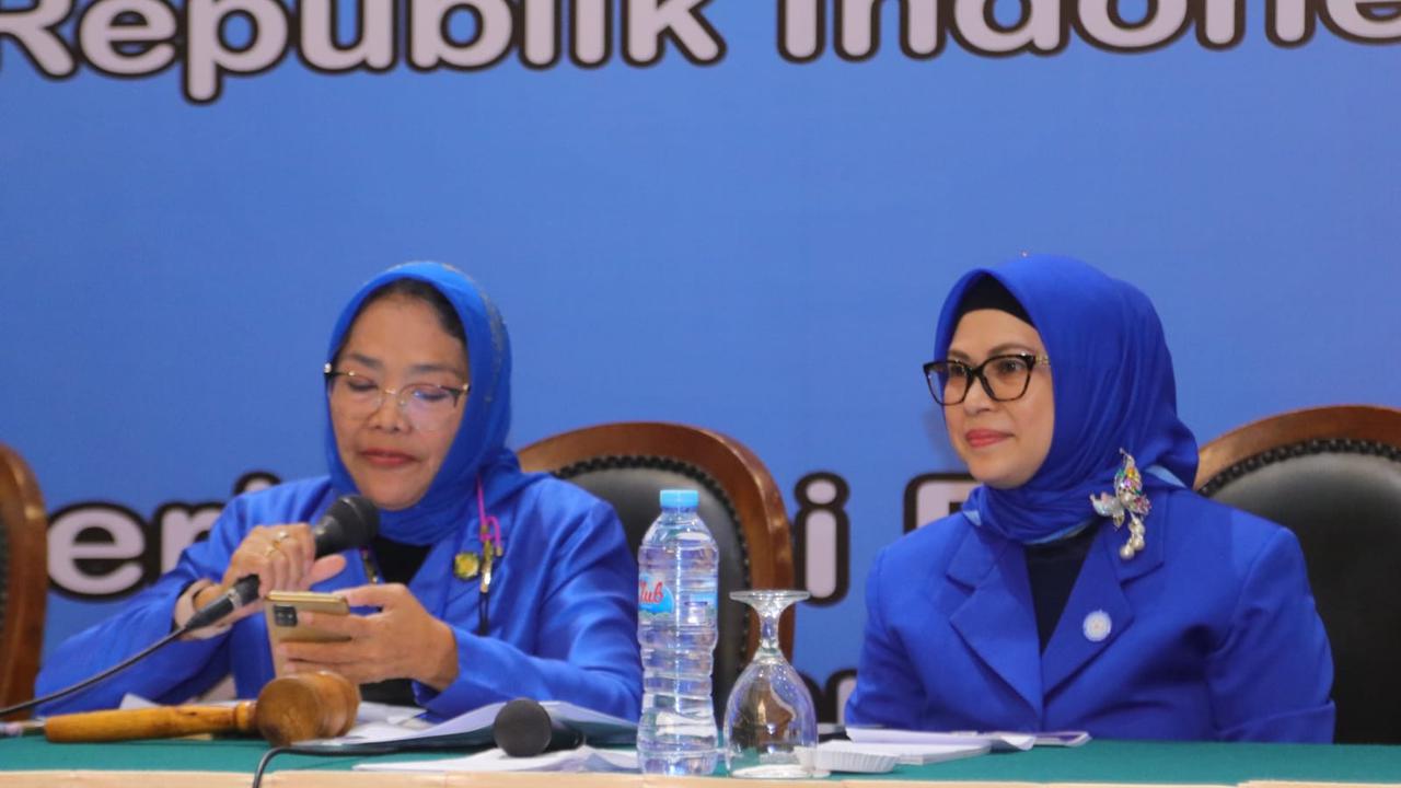 Putri Wapres Ma'ruf Amin, Siti Nur Azizah Ma'ruf (kanan), resmi memimpin DPP Perempuan Demokrat Republik Indonesia (PDRI)