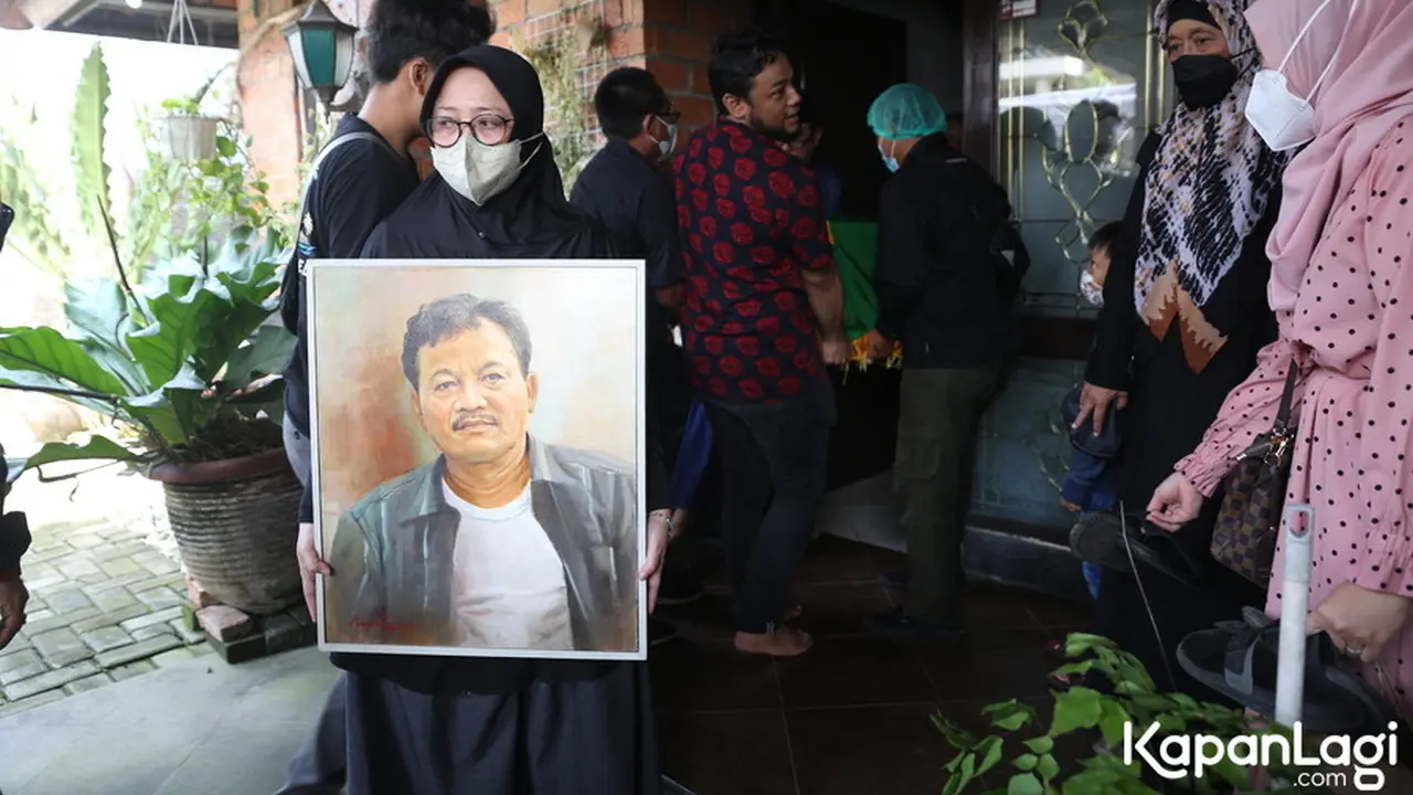 Suasana Pemakaman Eeng Saptahadi