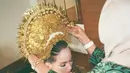 Untuk kedua acara spesialnya, Enzy berkolaborasi dengan Makeup Artist Eva Lovira. MUA yang juga memoles Jessica Mila saat resepsi pernikahannya. Enzy mengenakan suntiang Minang dari Elly Kasim
[Foto: Instagram @portastoria]