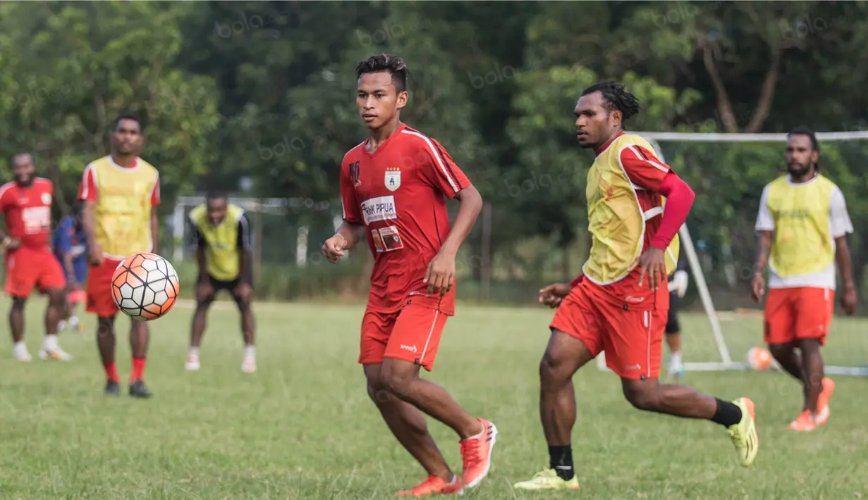 Gelandang Persipura Jayapura, Osvaldo Haay, berusaha mengejar bola saat sesi latihan. Latihan perdana pasca juara Torabika Soccer Championship 2016 itu diikuti oleh 22 pemain. (Bola.com/Vitalis Yogi Trisna)