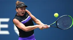 Petenis Rumania, Simona Halep mengembalikan bola ke arah Nicole Gibbs dari Amerika Serikat pada babak pertama AS Terbuka 2019 di USTA Billie Jean King National Tennis Center, Selasa (27/8/2019). Juara Wimbledon itu meraih kemenangan 6-3 3-6 6-2 atas Nicole Gibbs. (Clive Brunskill/Getty Images/AFP)