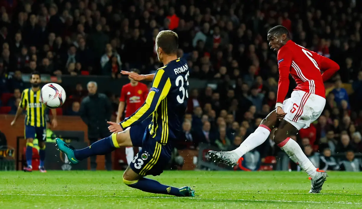 Tendangan Paul Pogba yang berhasil mencetak gol ketiga untuk MU dalam pertandingan grup A Liga Eropa di stadion Old Trafford, Manchester, Inggris (20/10). Pada pertandingan ini Pogba berhasil menyumbang dua gol untuk MU. (Reuters/ Phil Noble)