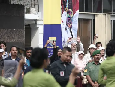 Sejumlah warga mengabadikan kemeriahan atraksi drum band dan pawai budaya di sepanjang Jalan Asia Afrika, Bandung, Rabu (1/6). Lahir Pancasila 1 Juni 2016 dirayakan dengan meriah di Kota Kembang tersebut. (Liputan6.com/Faizal Fanani)