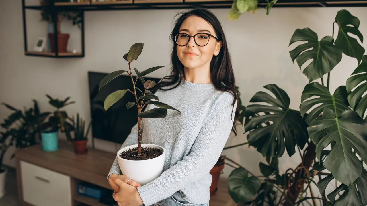 perempuan berkebun