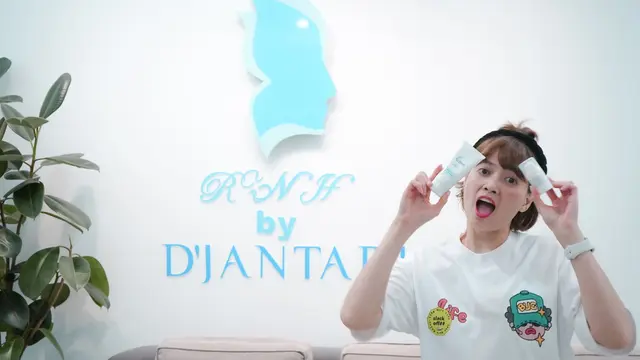Chika Jessica ketika mengunjungi di klinik D’Jantari di kawasan Kebayoran Baru, Jakarta. (Foto: Dok. Tim D’Jantari)