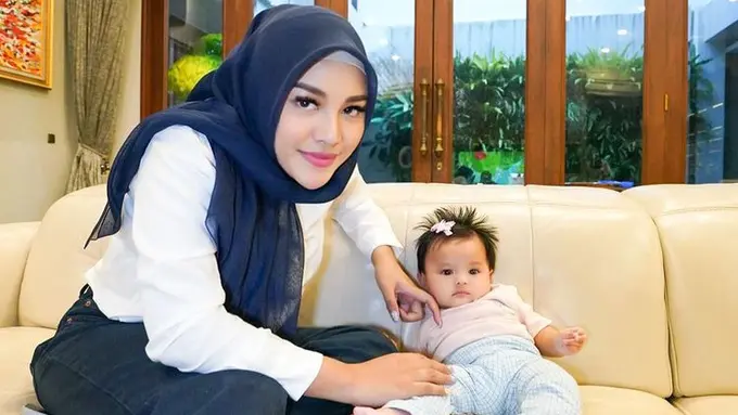 Aurel Hermansyah dan baby Ameena. (Foto: Instagram/aurelie.hermansyah)