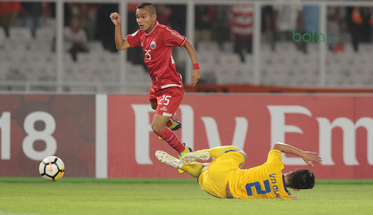 Aksi Riko Simanjuntak menghindari adangan pemain Song Lam Nghe An FC pada laga Piala AFC 2018 di Stadion Utama GBK, Senayan, Jakarta, (13/3/2018). Persija Jakarta menang 1-0. (Bola.com/Nick Hanoatubun)