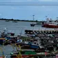Para nelayan tradisional di Bengkulu terpaksa tidak turun ke laut dan menambatkan kapalnya untuk menghindari serangan Badai dahlia (Liputan6.com/Yuliardi Hardjo)