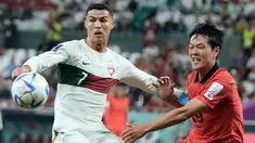 Pemain Portugal Cristiano Ronaldo (kiri) dan pemain Korea Selatan Kim Young-gwon bersaing memperebutkan bola pada pertandingan sepak bola Grup H Piala Dunia 2022 di Education City Stadium, Al Rayyan, Qatar, 2 Desember 2022. Korea Selatan melaju ke babak 16 besar Piala Dunia 2022 usai menaklukkan Portugal dengan skor 2-1. (AP Photo/Hassan Ammar)