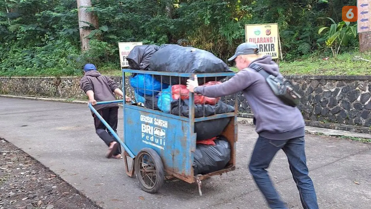 Warga dan pengelola Taman Nasional Gunung Gede Pangrango, Sukabumi, Jawa Barat, saat mengangkut sampah (Liputan6.com/Istimewa).