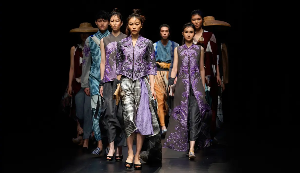 Model menampilkan busana rancangan desainer Indonesia, Anandia Marina Putri dan Novita Yunus pada Amazon Fashion Week Tokyo 2018, Selasa (20/3). Keduanya menggabungkan teknik menenun dengan kolaborasi budaya Indonesia dan Jepang. (AP/Shizuo Kambayashi)