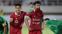 Pemain Timnas Indonesia U-23, Pratama Arhan, melakukan selebrasi dengan memamerkan nama istri dan tanggal pernikahan keduanya setelah mencetak gol ke gawang Timnas Turkmenistan U-23 dalam pertandingan grup K Kualifikasi Piala Asia U-23 2024 yang berlangsung di Stadion Manahan, Solo, Selasa (12/9/2023). (Bola.com/Arief Bagus)