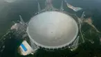 Teleskop Radio terbesar di dunia, Aperture Spherical Telescope atau FAST, terlihat pada hari pertama uji coba di Pingtang, Guizhou, China, Minggu (25/9). Berdiameter 500 meter, teleskop raksasa itu digunakan untuk mendeteksi keberadaan alien. (STR/AFP)