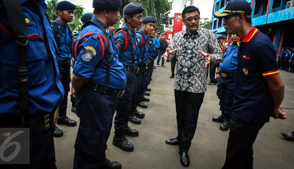 Wagub DKI Jakarta, Djarot Saiful Hidayat memberi arahan kepada petugas damkar di Kantor Dinas Pemadam Kebakaran, Jalan KH Zainul Airifin, Jakarta, Sabtu (8/10). Djarot memantau kesiapan anggota dan peralatan pemadam kebakaran. (Liputan6.com/Faizal Fanani)