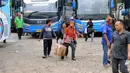 Calon penumpang memasuki kawawan Terminal Bus Bayangan Pinang Ranti, Jakarta, Selasa (20/6). Terminal bayangan Pinang Ranti memberangkatkan bus dengan tujuan kota di Jawa Tengah, Jawa Timur, dan Madura. (Liputan6.com/Helmi Fithriansyah)