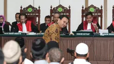 Basuki Tjahaja Purnama (Ahok) tersenyum saat akan duduk di kursi terdakwa untuk menjalani sidang keempat kasus dugaan penistaan agama di Gedung Auditorium Kementerian Pertanian, Jakarta, Selasa (3/1). (Liputan6.com/Dharma Wijayanto/Pool)