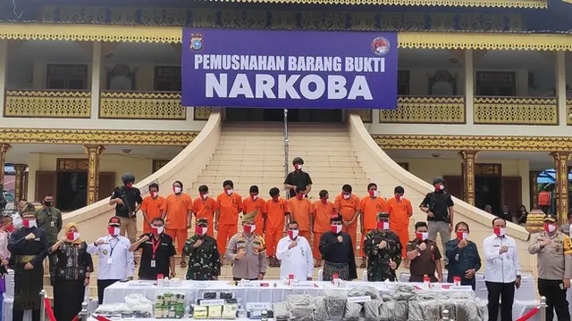 Kapolda Riau pimpin pemusnahan sabu bersama pejabat lainnya di depan LAM Riau.