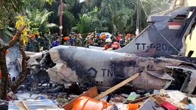 Pesawat tempur TNI AU jenis Hawk 200 jatuh di Perumahan Sialang Indah, Desa Kubang Jaya, Kabupaten Kampar. (Liputan6.com/ M Syukur)