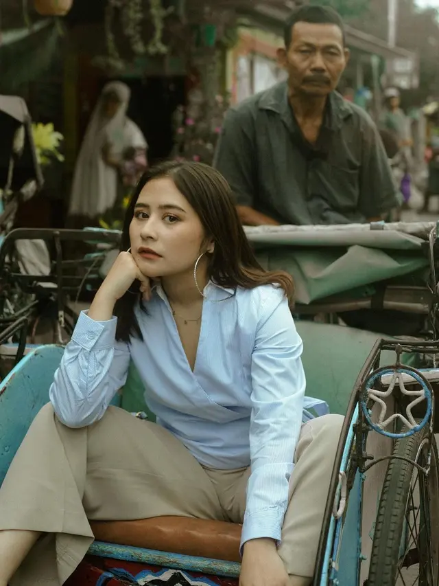 6 Pemotretan Prilly Latuconsina di Pinggir Jalan, Tampil Mewah dan Menawan