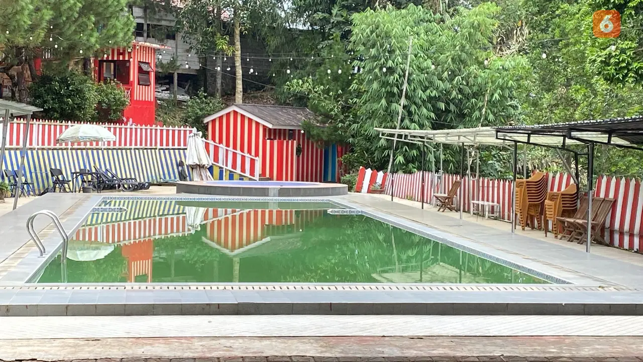 Kolam renang di lokasi wisata Aku Cantik Villa di Kota Sukabumi, air keruh tak terurus dampak sepinya pengunjung (Liputan6.com/Fira Syahrin).