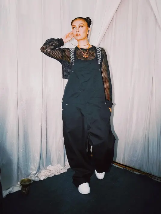 "Waktu itu kita serius banget sampai lo udah persiapkan semuanya. Waktu itu lo udah beli cincin," ujar Agnez Mo di kanal YouTube Deddy Corbuzier beberapa waktu lalu. "Hampir tunangan ya," timpal Deddy.  (Instagram/agnezmo)