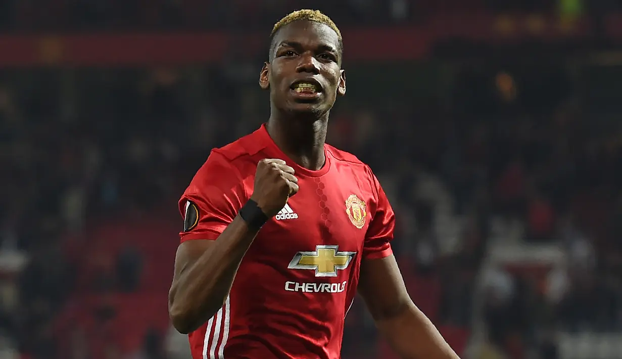 Paul Pogba. Gelandang asal Prancis berusia 29 tahun ini didatangkan Manchester United dari Juventus pada awal musim 2016/2017 dengan nilai transfer mencapai 105 juta euro atau setara Rp1,6 triliun. Juventus sendiri mendatangkan Paul Pogba dari tim U-21 Manchester United pada awal musim 2012/2013 dengan status bebas transfer. Akhir musim 2021/2022 Paul Pogba tidak memperpanjang kontraknya bersama Manchester United dan pergi secara gratis. (AFP/Paul Ellis)