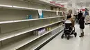 <p>Seorang perempuan berbelanja susu formula bayi di tengah kelangkaan di Target di Annapolis, Maryland, AS, pada 16 Mei 2022. Kelangkaan susu formula bayi secara nasional berlanjut karena krisis rantai pasokan terkait dengan pandemi covid-19 yang telah membebani stok susu formula negara, sebuah masalah yang semakin diperburuk oleh penarikan produk utama pada bulan Februari. (Jim WATSON / AFP)</p>