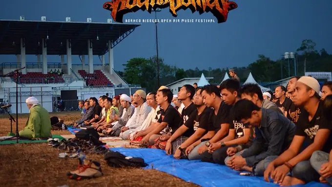 Keren! Konser Metal di Kalimantan Berhenti Sejenak untuk Salat