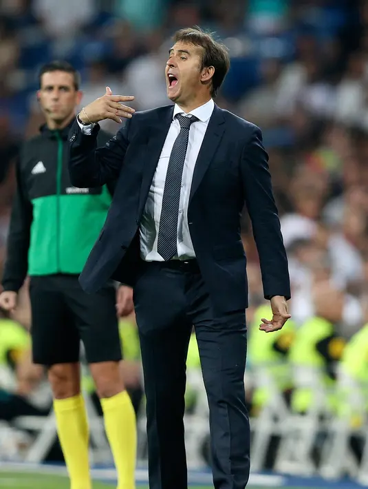 Pelatih Real Madrid, Julen Lopetegui mengintruksikan pemainnya saat bertanding pada lanjutan La Liga Spanyol di stadion Santiago Bernabeu, Madrid, (19/8). Madrid menang 2-0 atas Getafe. (AP Photo/Andrea Comas)