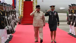 Presiden Prabowo Subianto tiba di Cebu, Filipina, pada Kamis 7 Mei 2026. Tampak dalam foto, Presiden Republik Indonesia Prabowo Subianto (kiri) memberi hormat kepada pasukan kehormatan saat tiba di Bandara Internasional Mactan-Cebu menjelang kedatangannya pada Konferensi Tingkat Tinggi (KTT) ke-48 Perhimpunan Bangsa-Bangsa Asia Tenggara (ASEAN) di Cebu, Filipina, Kamis 7 Mei 2026. (Jacqueline Hernandez/POOL/AFP)