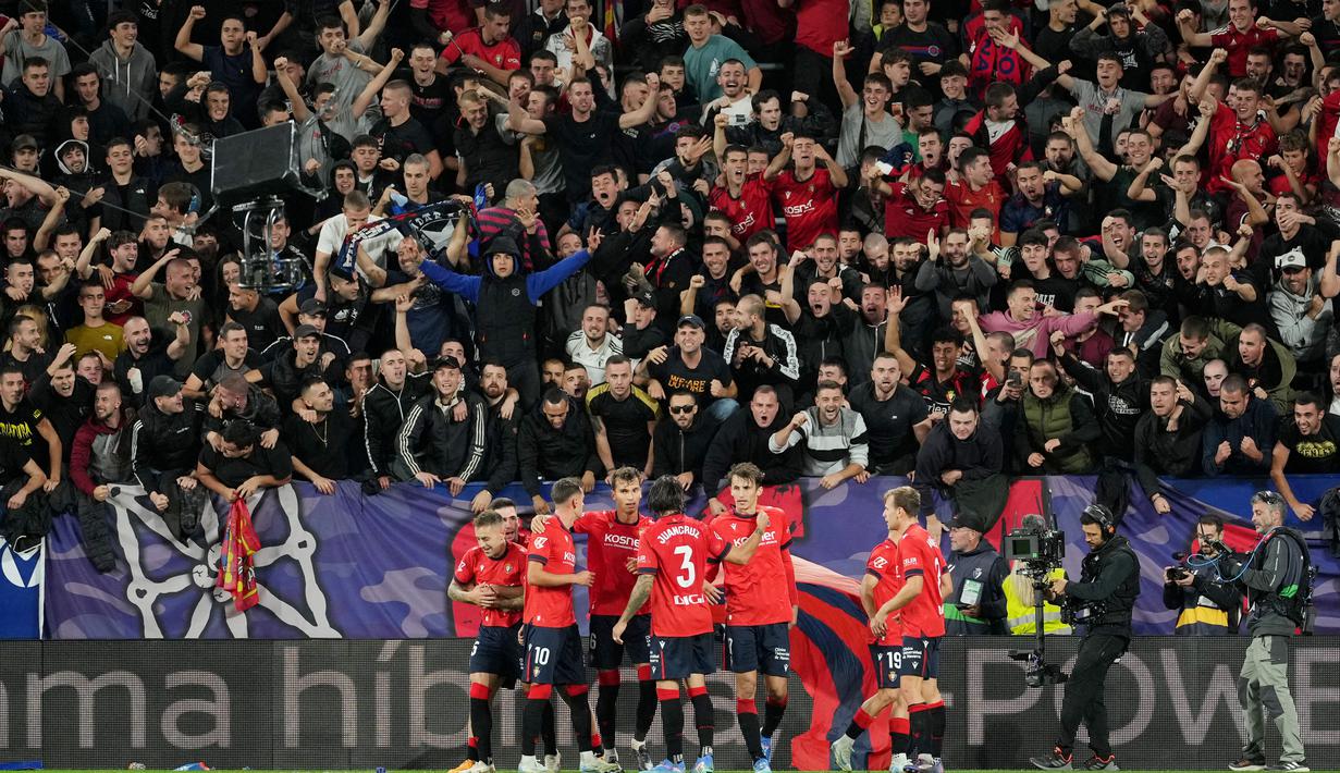 Pemain Osasuna merayakan gol yang dicetak oleh Ante Budimir ke gawang Barcelona pada laga Liga Spanyol di Stadion El Sadar, Sabtu (28/9/2024). (AFP/Cesar Manso)