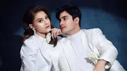 Penampilan Callista Arum dan Cinta Brian di-styling oleh fashion stylish ternama Belly Iverzon. Paras cantik bintang sinetron berusia 20 tahun ini dipoles oleh MUA Vuva MUA. Makeup flawless Callista Arum cocok dengan busana warna yang dikenakannya. Tidak berlebihan, namun Callista Arum tetap pancarkan pesonanya. Rambut bergelombangnya ditata oleh Lifita Huang. (Liputan6.com/IG/@callistarum)