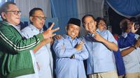 Paslon nomor urut dua Pilkada Depok, Supian-Chandra merayakan kemenangan didampingi tim pemenangan dan pendukung Supian-Chandra, Cilodong, Depok. (Liputan6.com/Dicky Agung Prihanto)